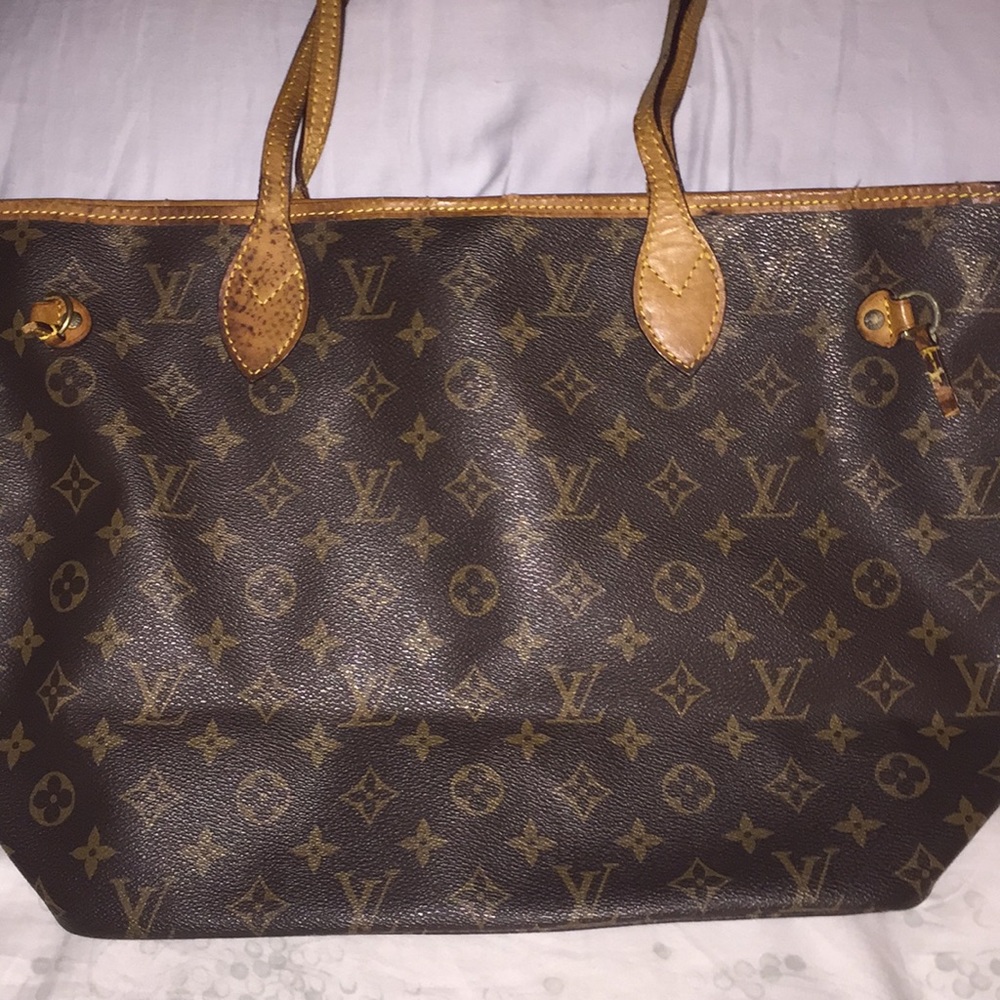 AUTHENTIC NEVER-FULL LOUIS VUITTON BAG.
